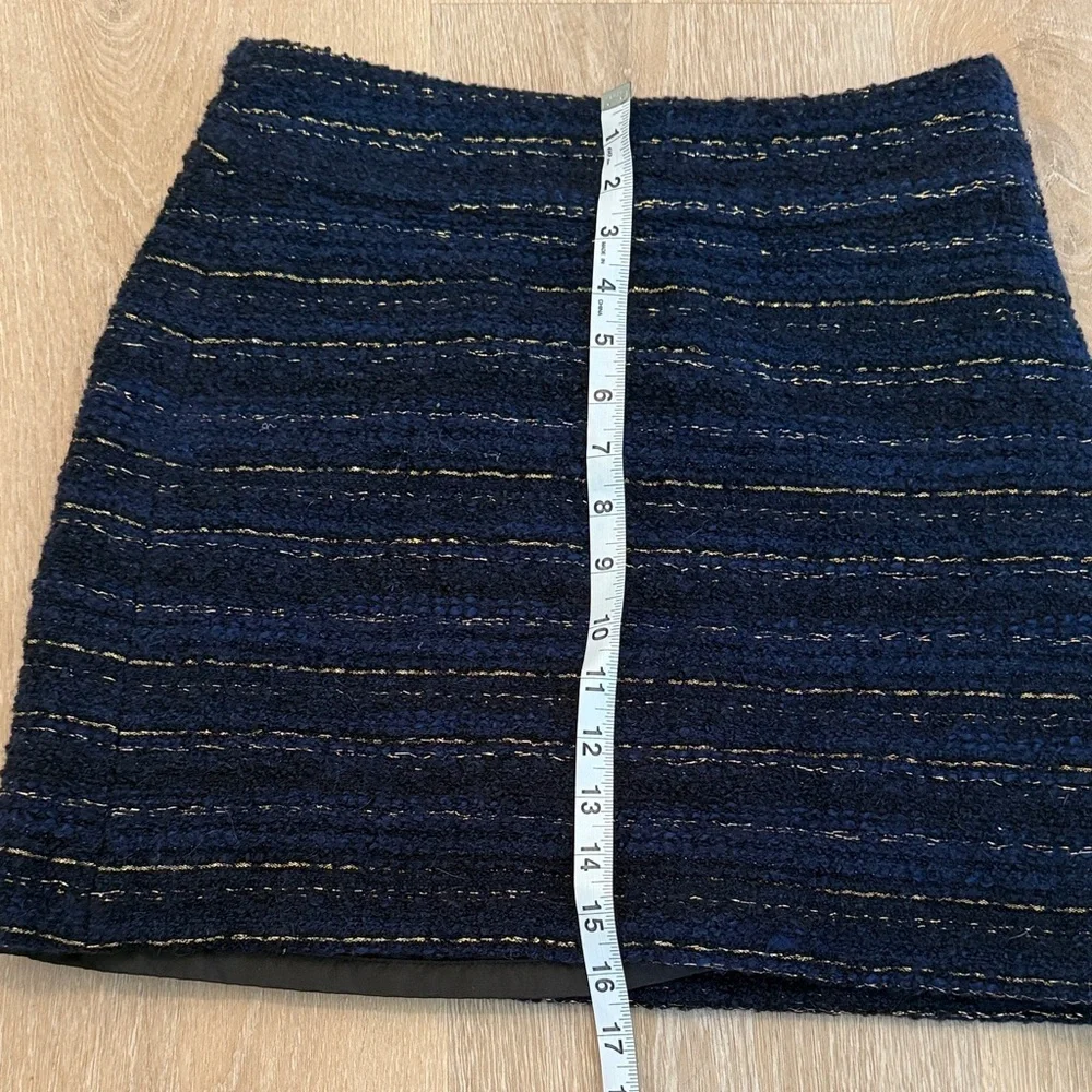 LOFT Navy Textured Mini Skirt with gold foil Size 2 lined zipper side - Picture 4 of 10